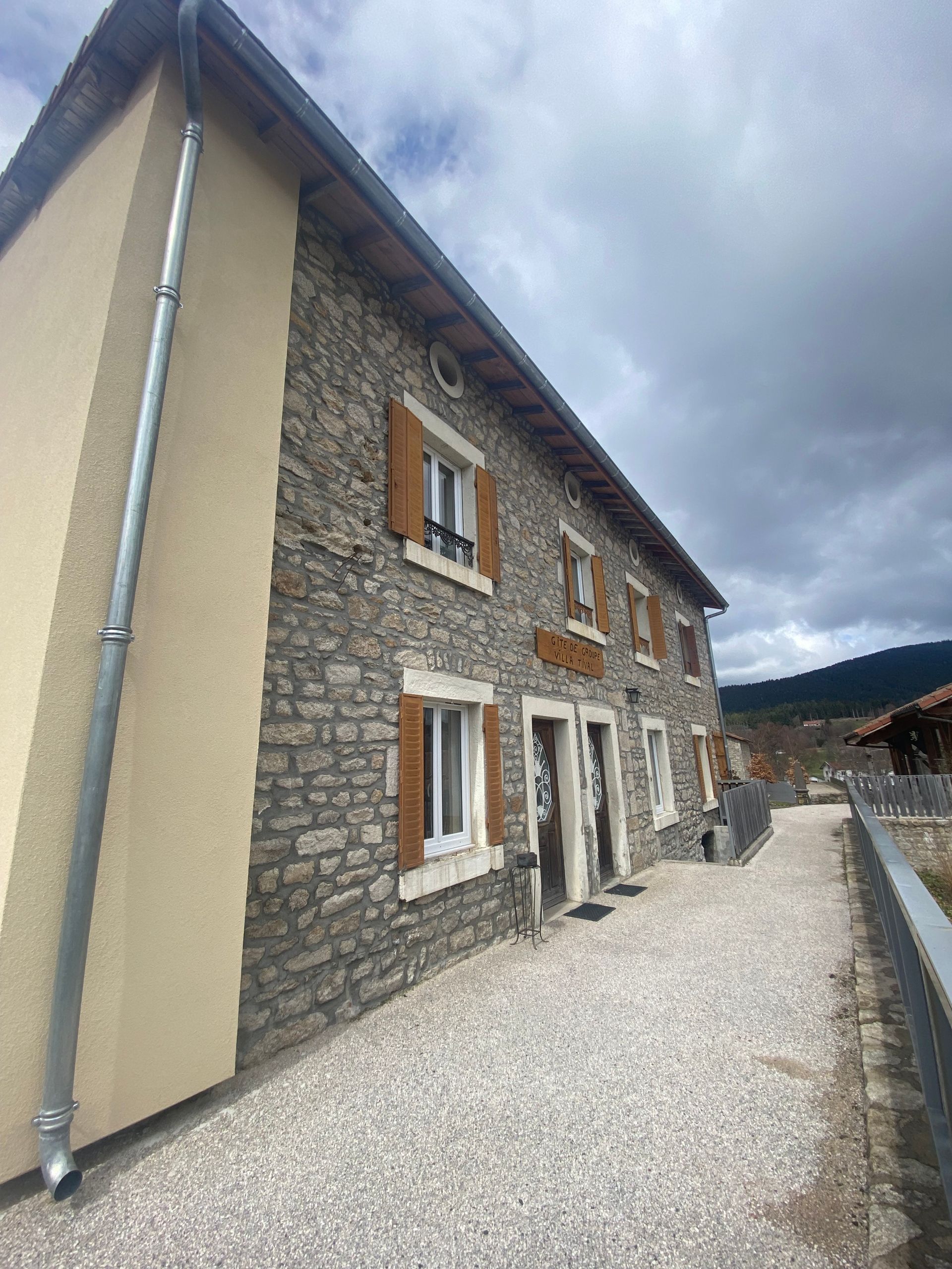 la façade de la villa Tival en pierre, volet et balustre en fer 