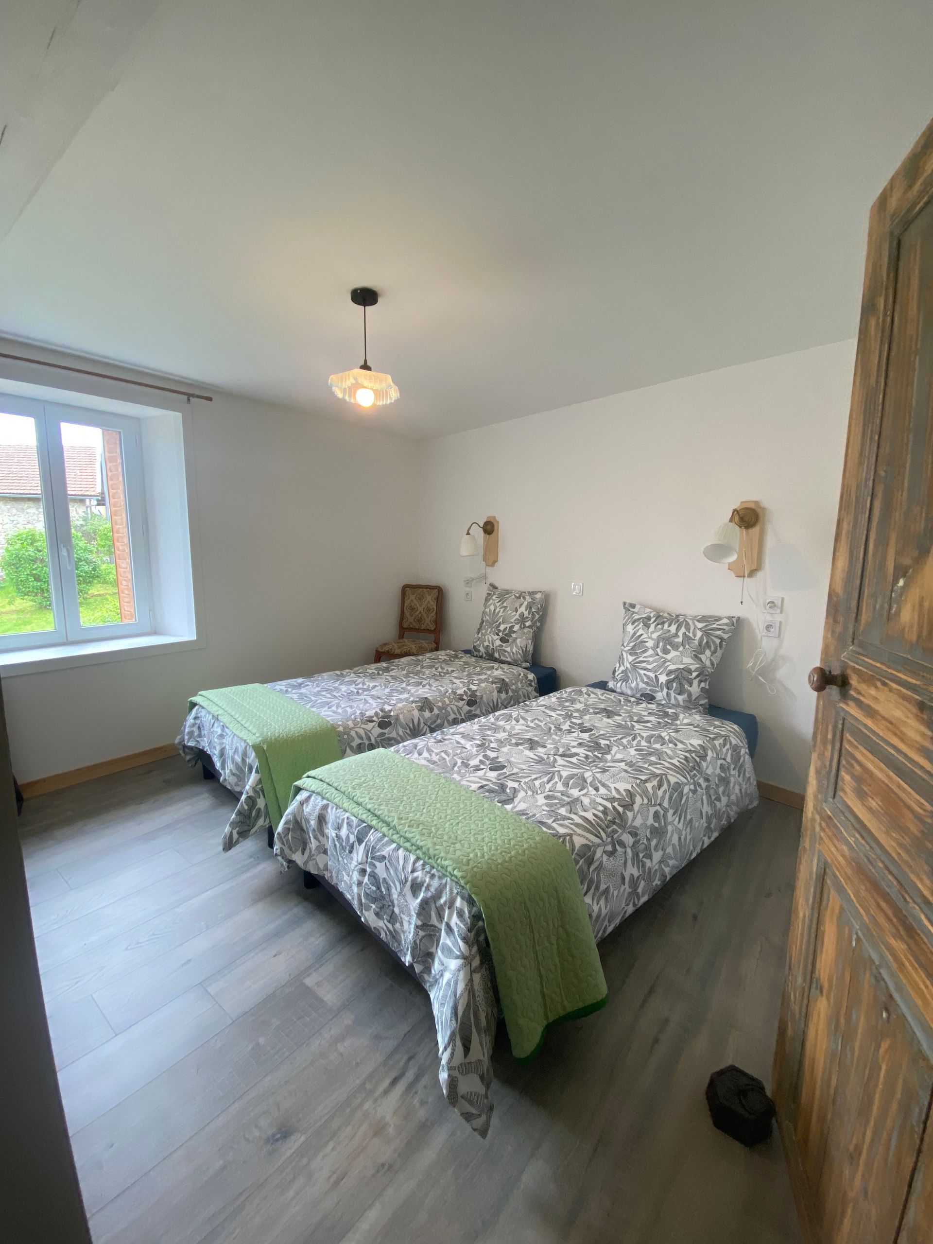 une des 5 chambre avec deux lits de 90/200 séparés ou rapprochés, vieux lustre  