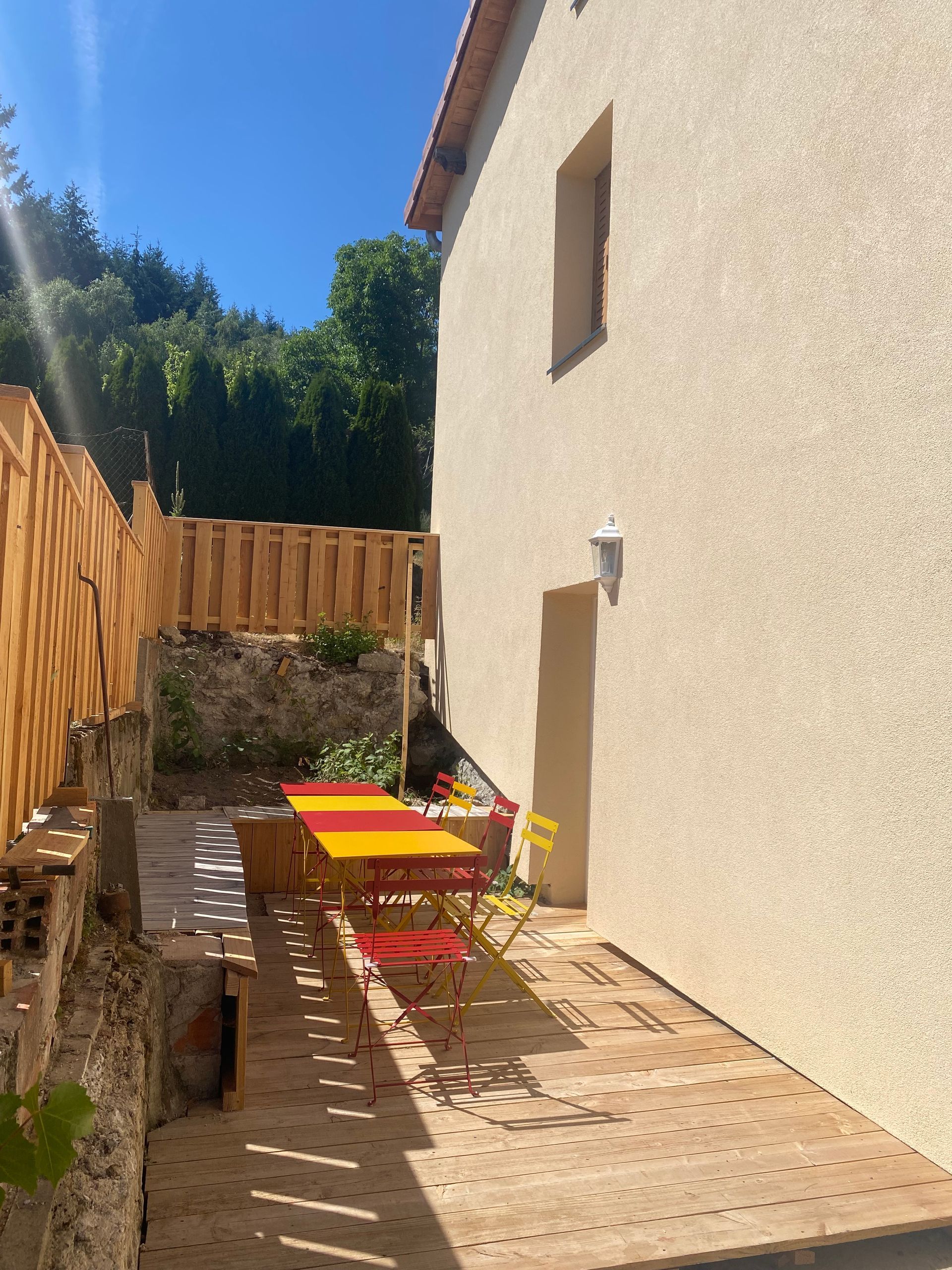 La Terrasse et ses tables, il y fait bon vivre de bonne heure le matin pour le petit déjeuner entre autres.
