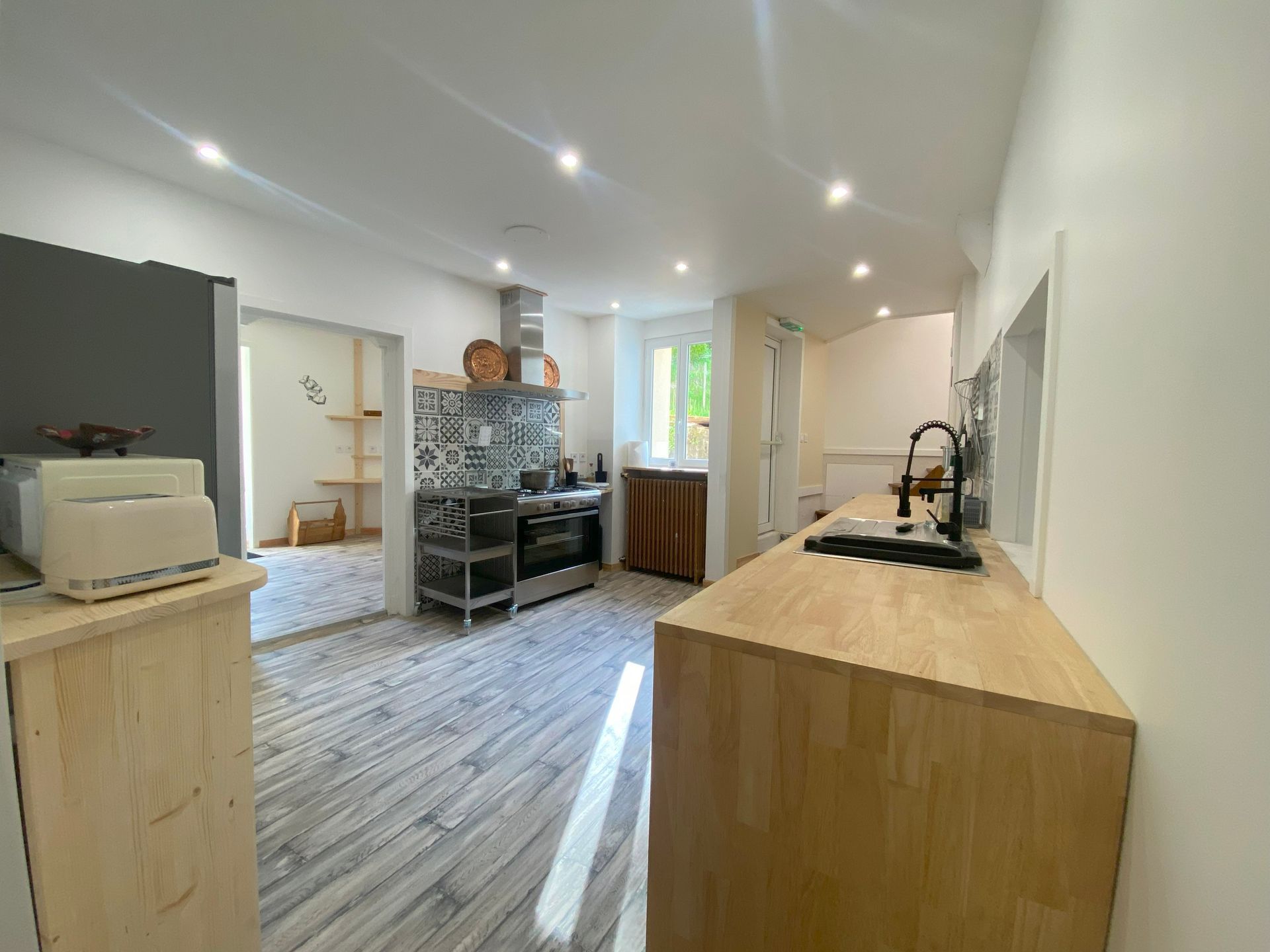 cuisine, cuisinière 5 feux , frigo type américain, desserte micro onde