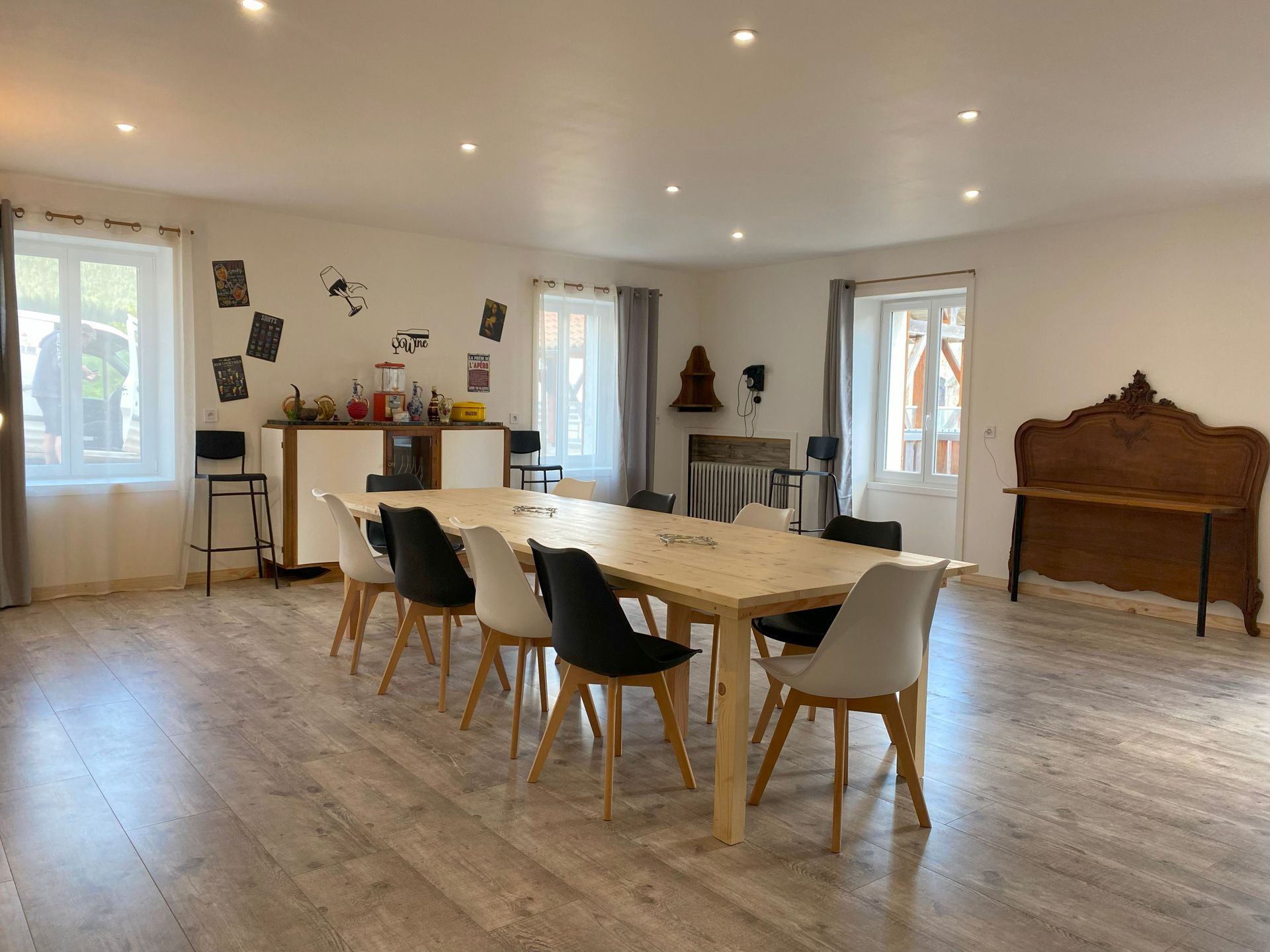 La salle à manger , se retrouver 12 chaises grande table. Plaisir de recevoir 