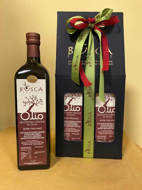 oliera semipiena e ciotola con olive