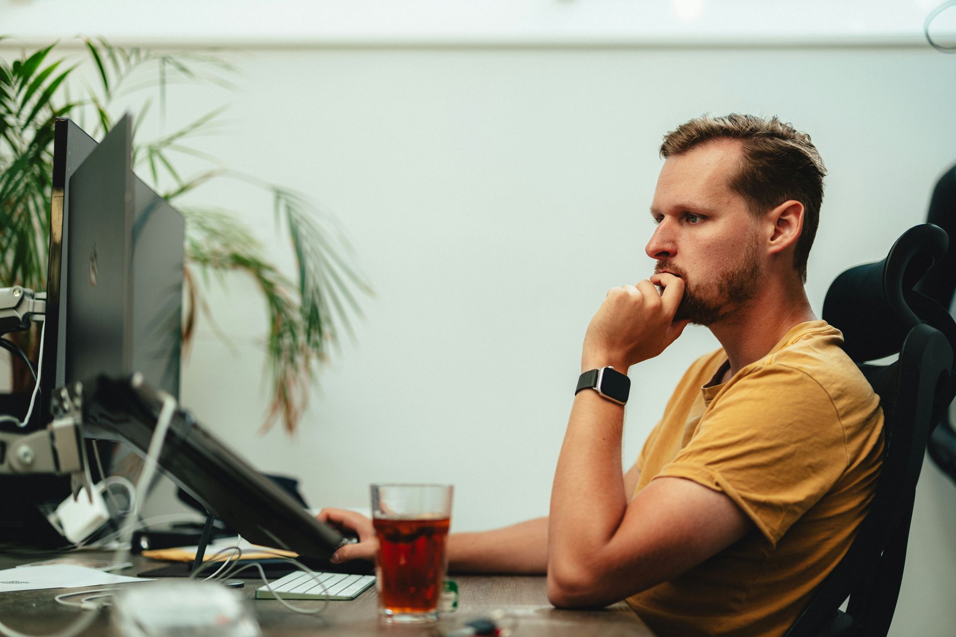 Twee ondernemers bespreken een websiteproject met KeepUp Digital – strategie en digitale groei voor bedrijven