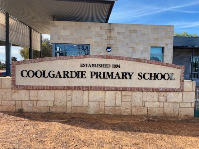 A sign that says coolgardie primary school on it
