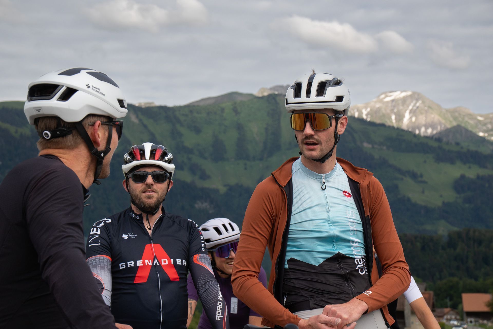Vélo Merida turquoise sur herbe avec des fleurs jaunes, un bâtiment en arrière-plan. Pédalier noir et roue DT Swiss.