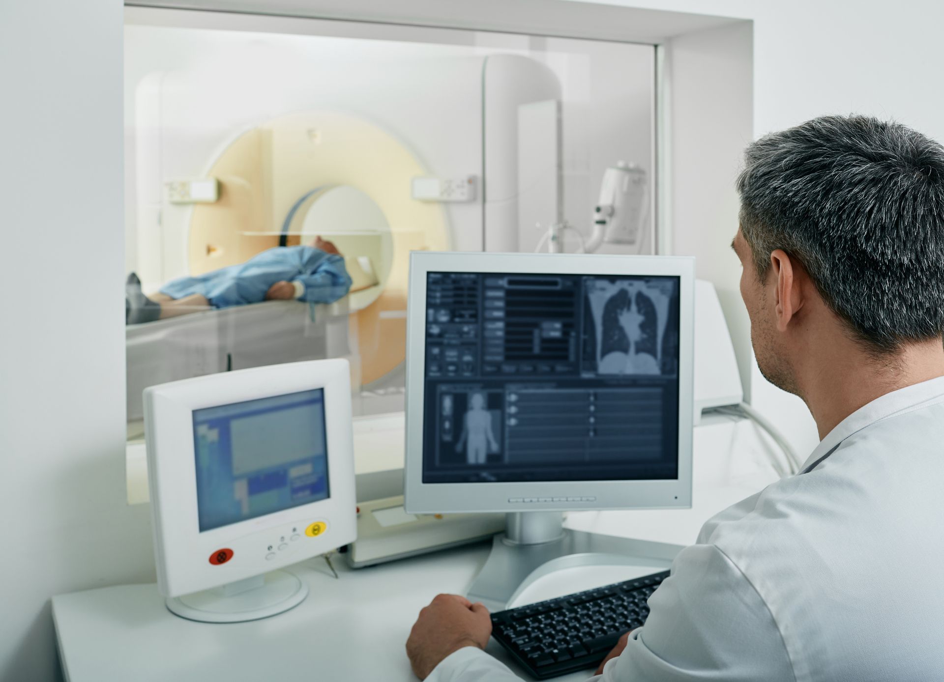 Un médico está mirando una radiografía en una pantalla de computadora