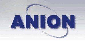 Logotipo azul “ANION” con una línea curva debajo sobre un fondo claro.