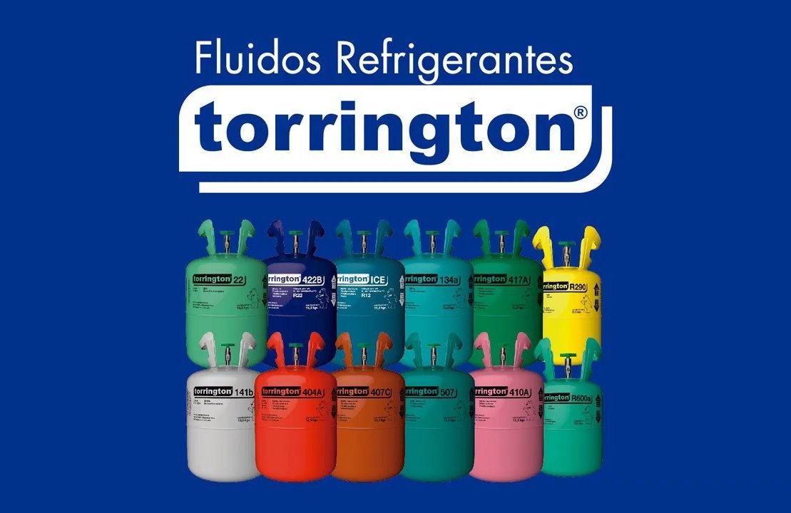Anuncio de fluidos refrigerantes Torrington con coloridos bidones sobre un fondo azul.