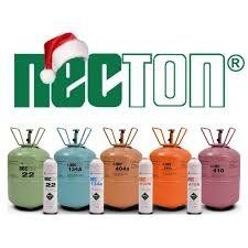Tanques de helio Necton de colores surtidos, uno de ellos con un gorro de Papá Noel, expuestos con el logotipo.