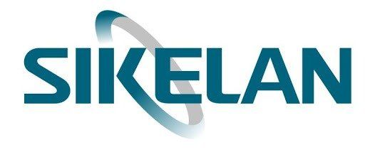 Logotipo de SIKELAN en color verde azulado y gris con una curva en forma de swoosh.