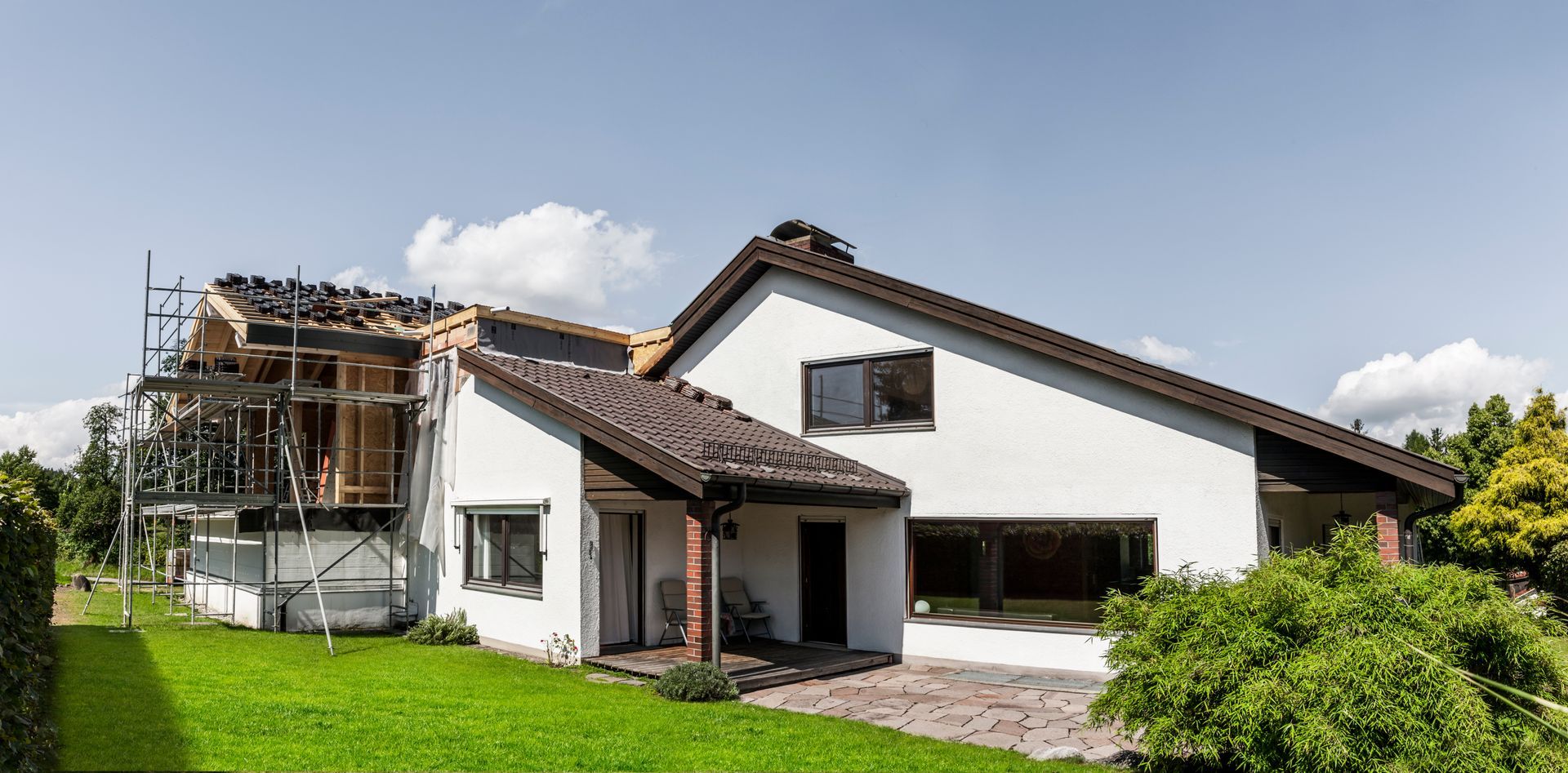 ein leerer Raum mit Holzboden und weißen Wänden