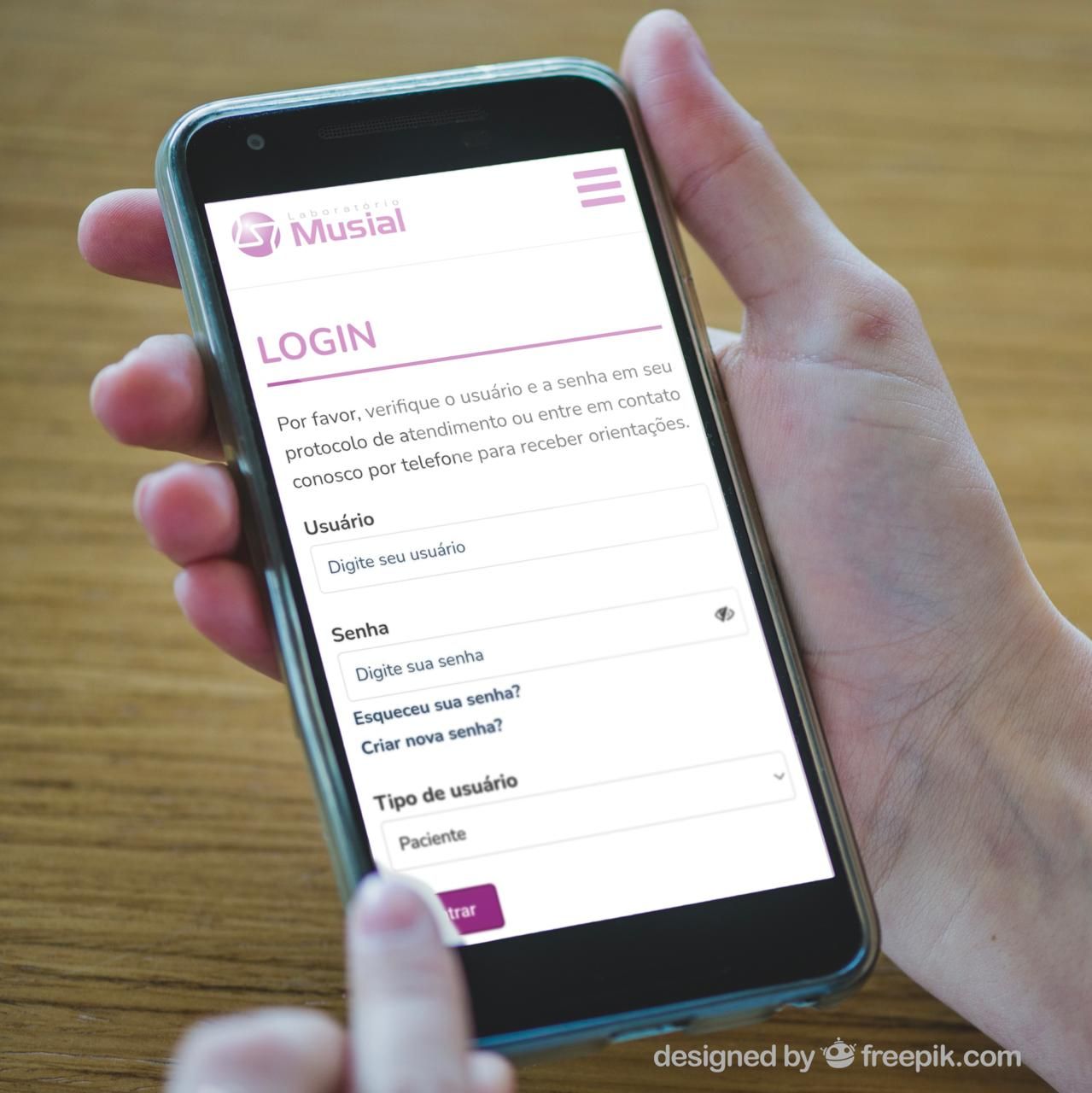 Mão segurando um smartphone exibindo a tela de login de um aplicativo móvel.