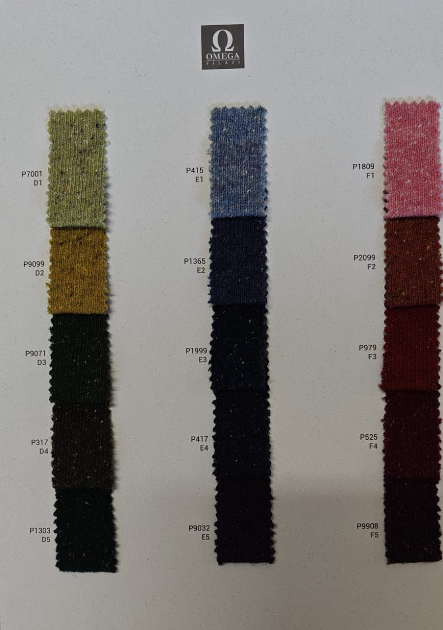 Tarjeta muestraria de tela con columnas verticales de material texturizado en varios colores.