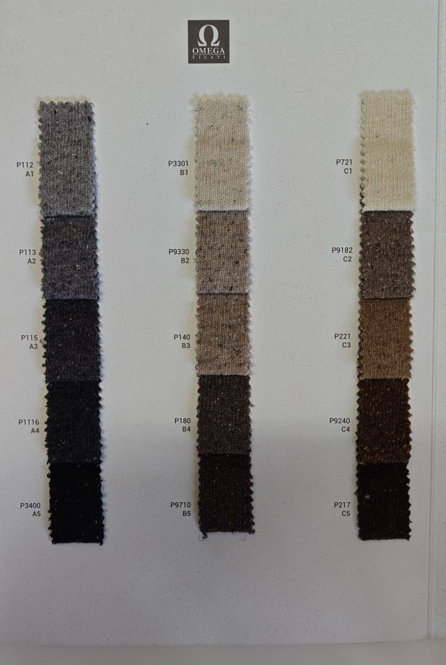 Tarjeta muestraria de tela con tres columnas de muestras textiles en varios tonos neutros
