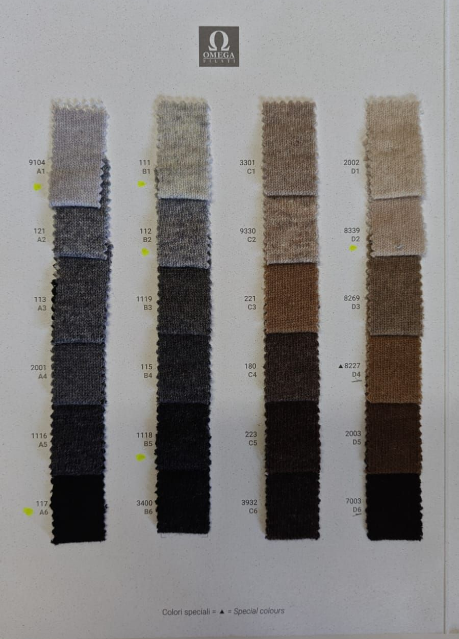 Tarjeta muestraria de colores con cuatro columnas de muestras de alfombra en tonos grises, marrones y beige.