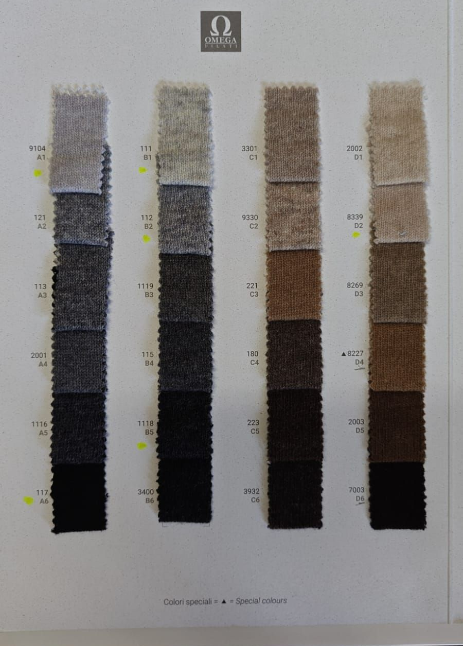 Muestras de tela dispuestas en columnas verticales, en diferentes tonalidades de gris a marrón.