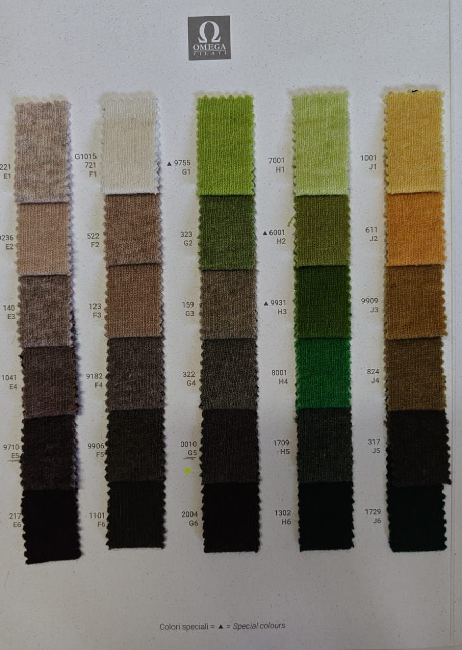 Muestras de tela en tonos beige, marrón y verde, dispuestas verticalmente sobre una página blanca.