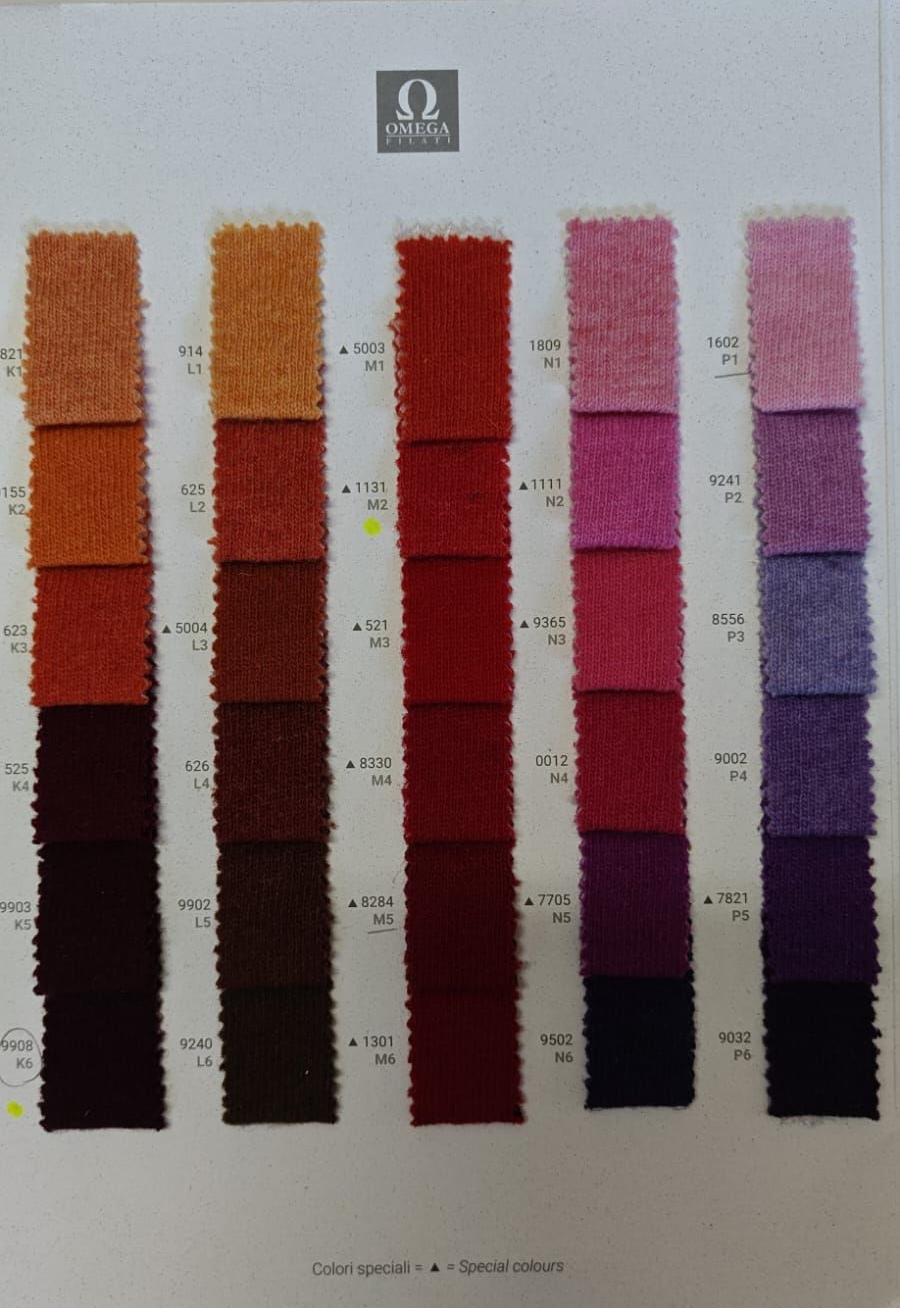 Muestrario con columnas de muestras de tela en tonos naranja, rojo y morado.