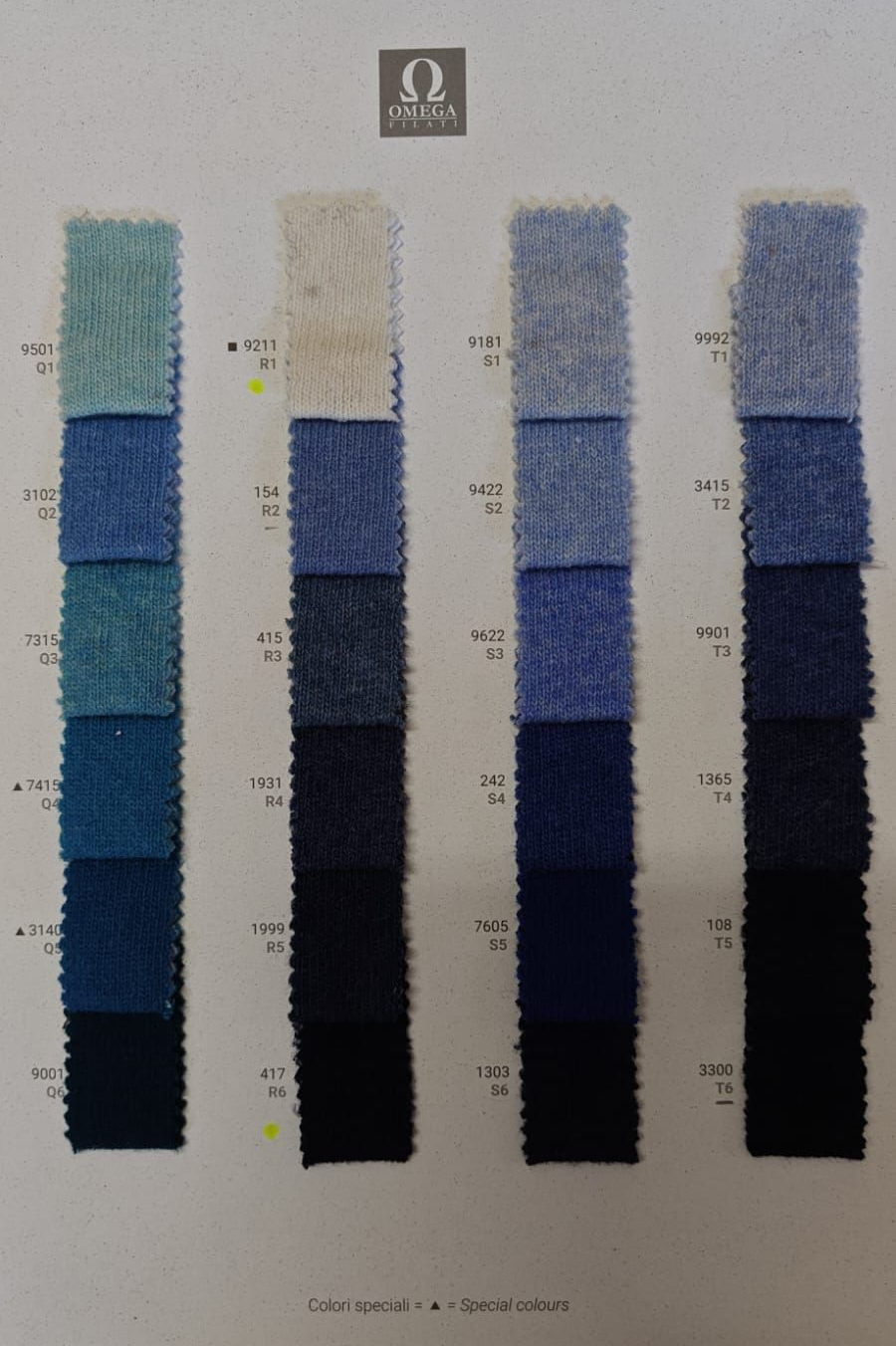 Tarjeta muestraria con muestras de tela azul en diferentes tonalidades.