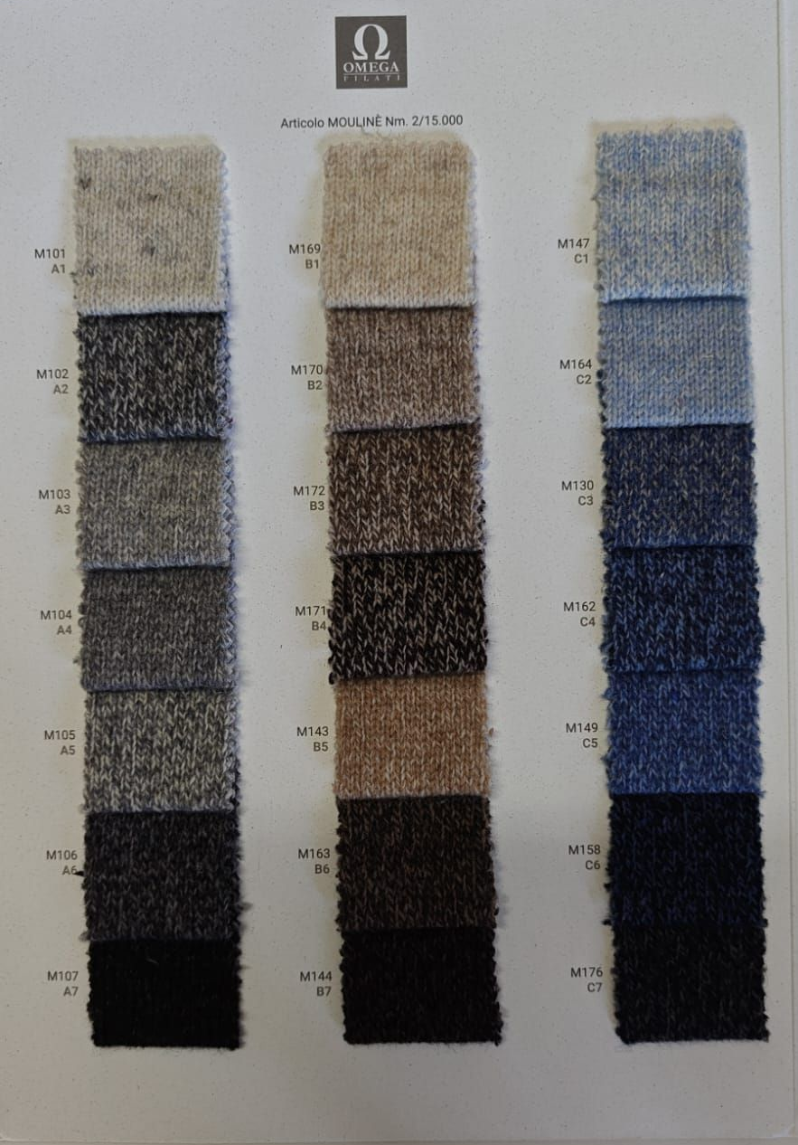 Muestras de alfombras en tonos neutros y azules, dispuestas verticalmente sobre una tarjeta blanca.