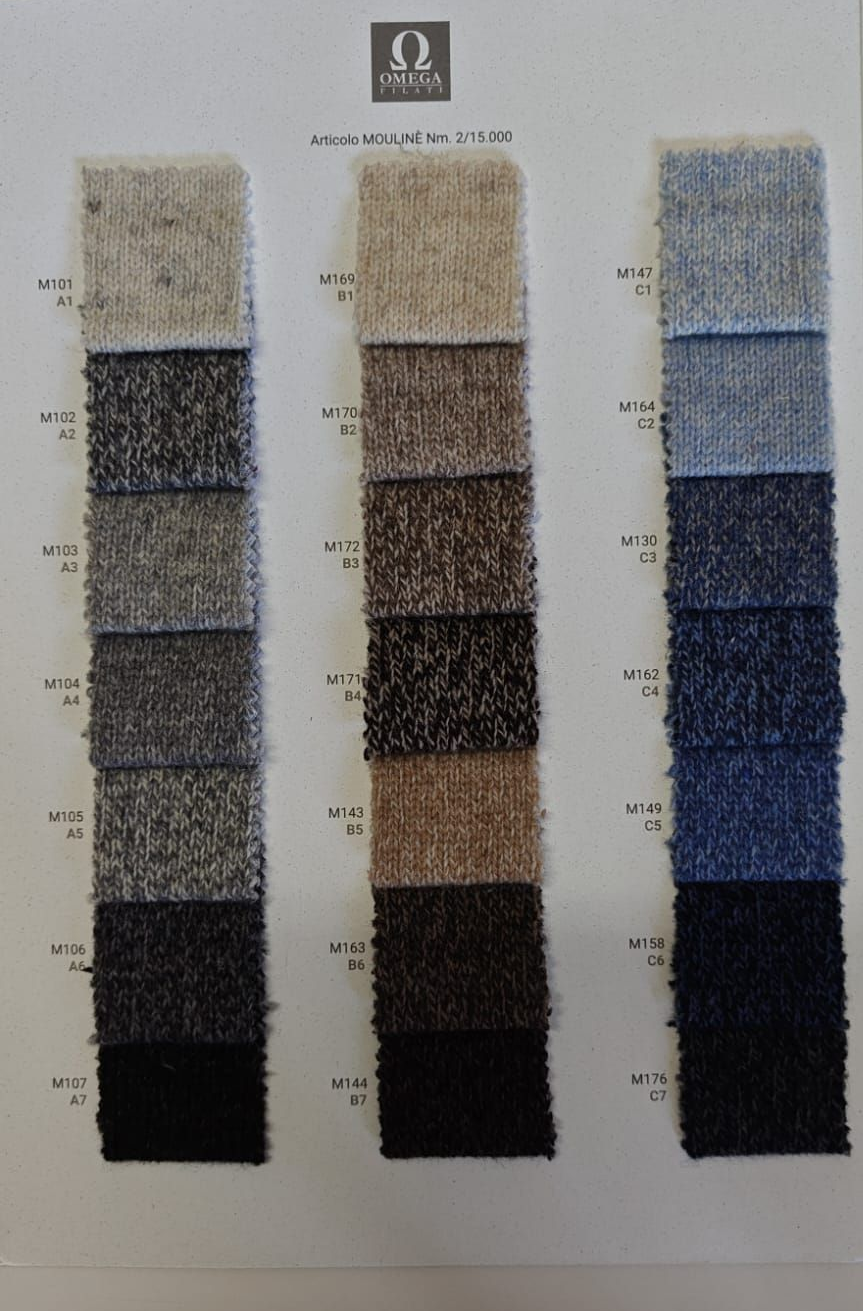 Tarjeta muestraria de telas con tres columnas de muestras de alfombras texturizadas en tonos de gris, marrón y azul.