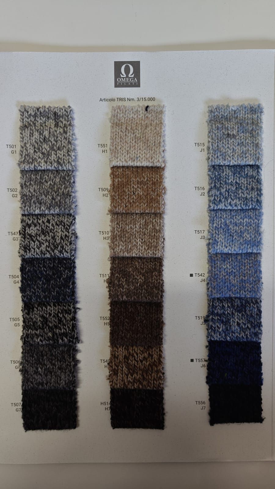 Muestras de tela en tonos grises, marrones y azules.