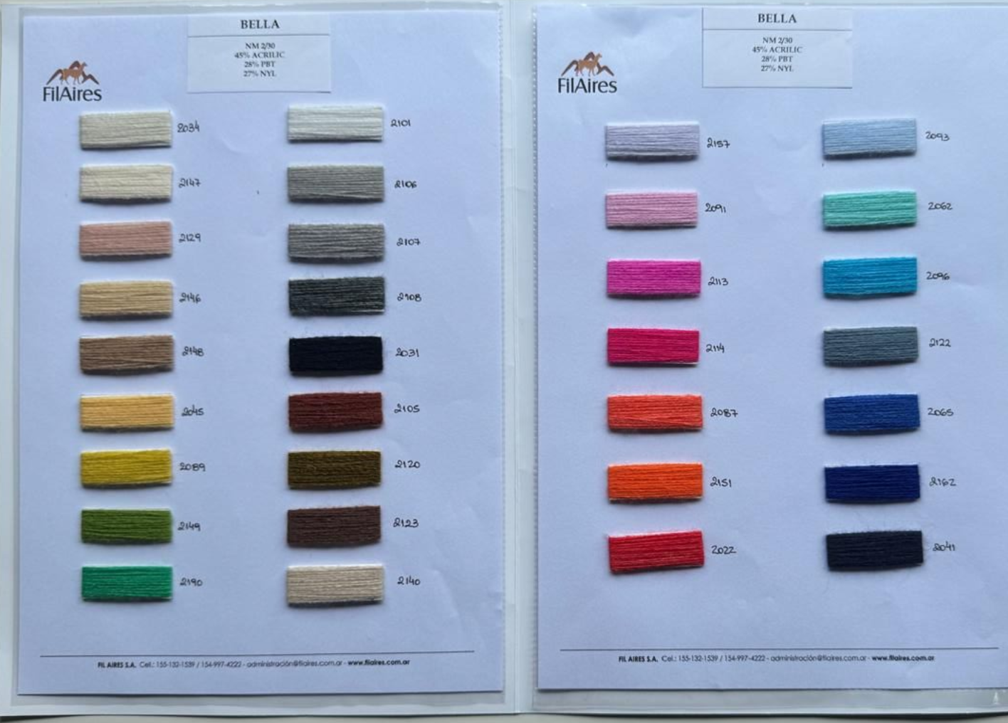Muestras de color sobre papel blanco; varios colores dispuestos en filas.