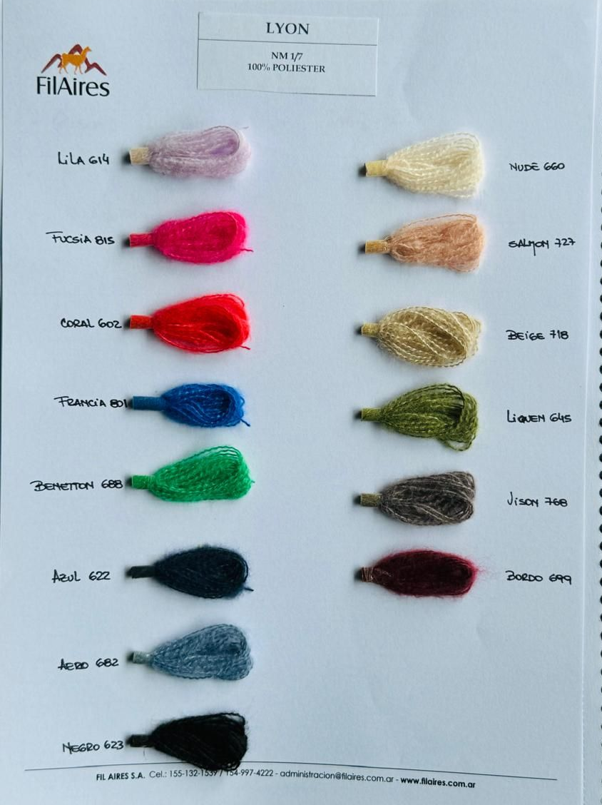 Muestras de color de hilo en un cuaderno, de varios tonos y texturas.