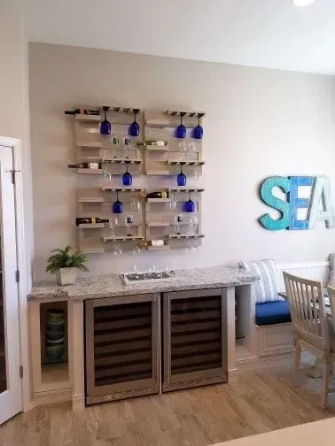 There is a sign on the wall that says sea.
