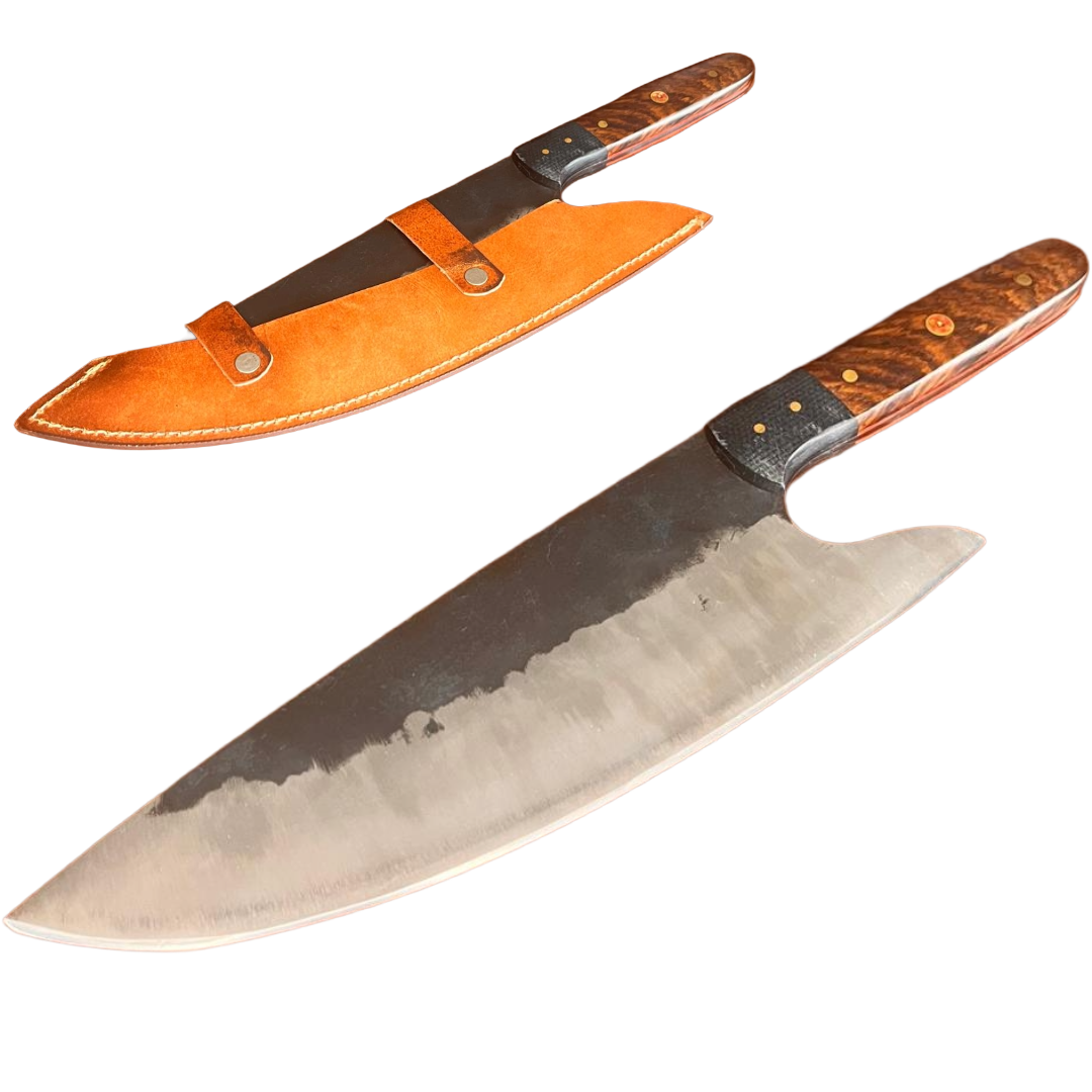 Flamiacs handgesmeed BBQ Koksmes XL met breed koolstofstalen lemmet, houten handvat en lederen schede