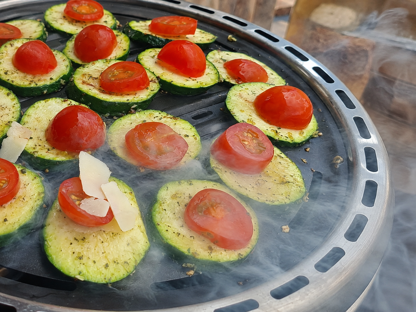 Courgette met tomaat en Parmezaanse kaas wordt gerookt op de barbecue