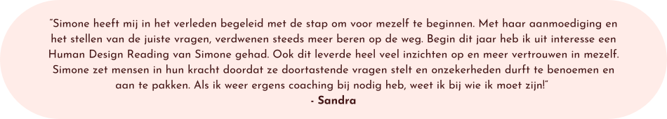 Tekstuele getuigenis op een roze achtergrond.