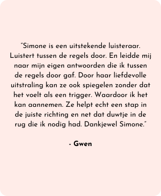 Getuigenis van Gwen waarin ze Simone prijst als een uitstekende luisteraar en coach. Tekst op een roze achtergrond.