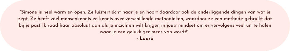 Een lichtroze ovaal met Nederlandse tekst. Een citaat over zelfliefde, gesigneerd 