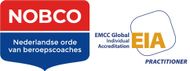 Logo's: NOBCO in rood en blauw, EMCC-accreditatie met EIA-logo in geel.