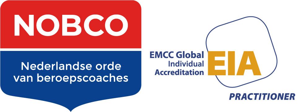 Logo's: NOBCO in rood en blauw, EMCC-accreditatie met EIA-logo in geel.