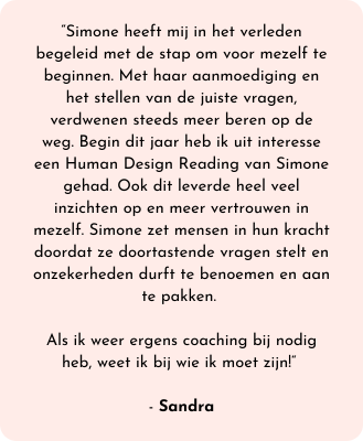 Getuigenis van Sandra over de coaching van Simone. Tekst op een roze achtergrond.