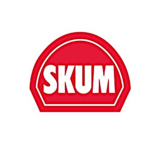 Logo SKUM rouge et blanc à l'intérieur d'un hexagone rouge arrondi.