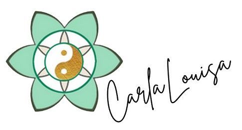 Groen bloemlogo met een gouden yin-yang-centrum en de naam 