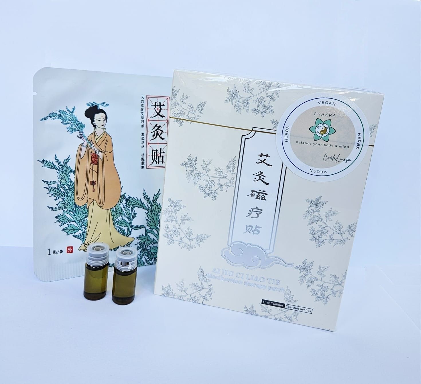 Twee doosjes huidverzorgingsproducten met een geisha-illustratie en twee kleine flesjes op een witte achtergrond.