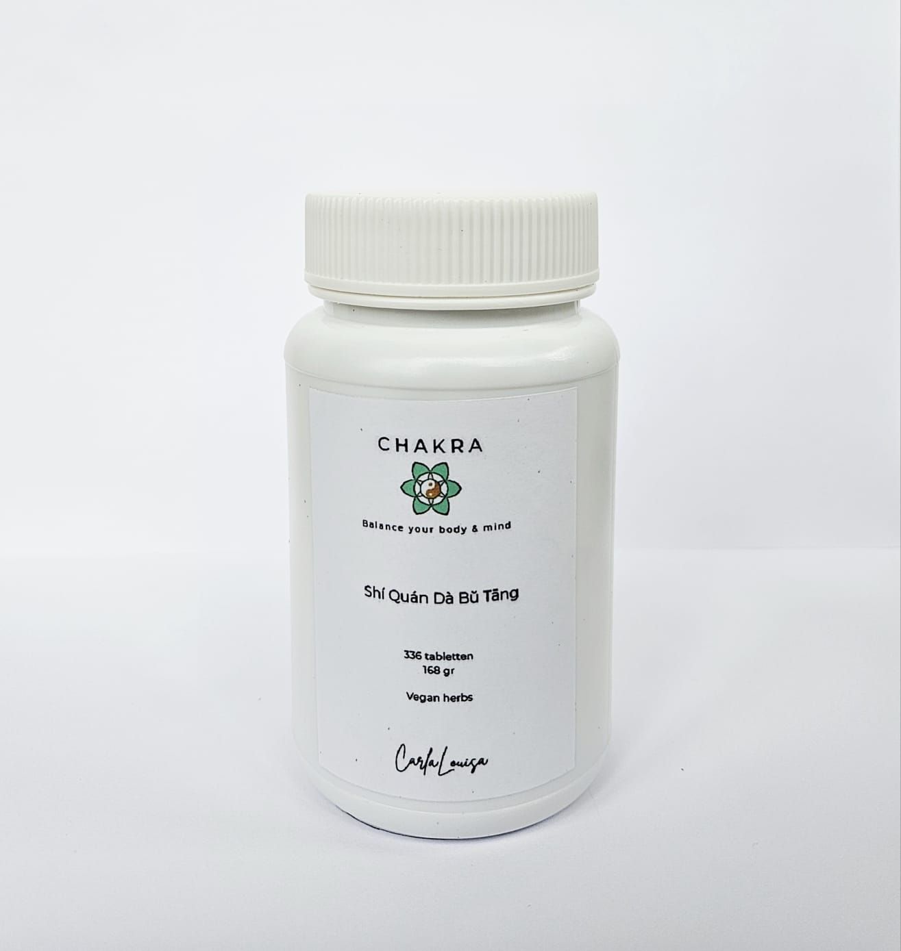 Witte supplementfles met een geribbelde dop op een effen lichte achtergrond.