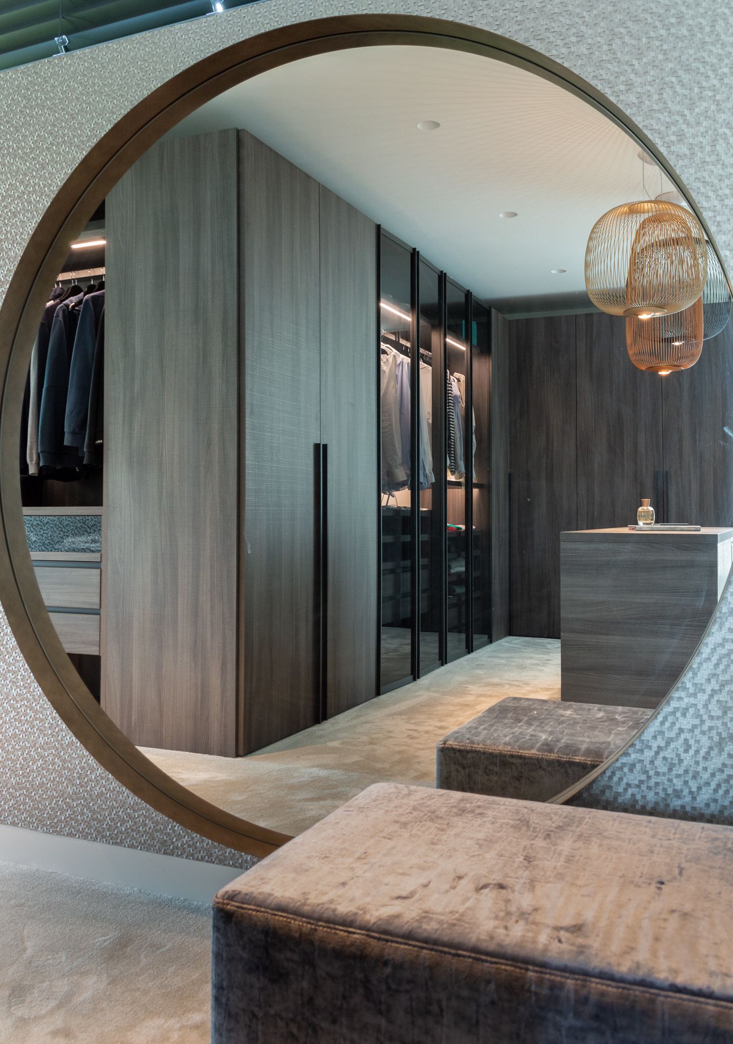 Er staat een grote ronde spiegel van Cattelan Italia  in het midden van de Walk in closet van Sangiacomo.