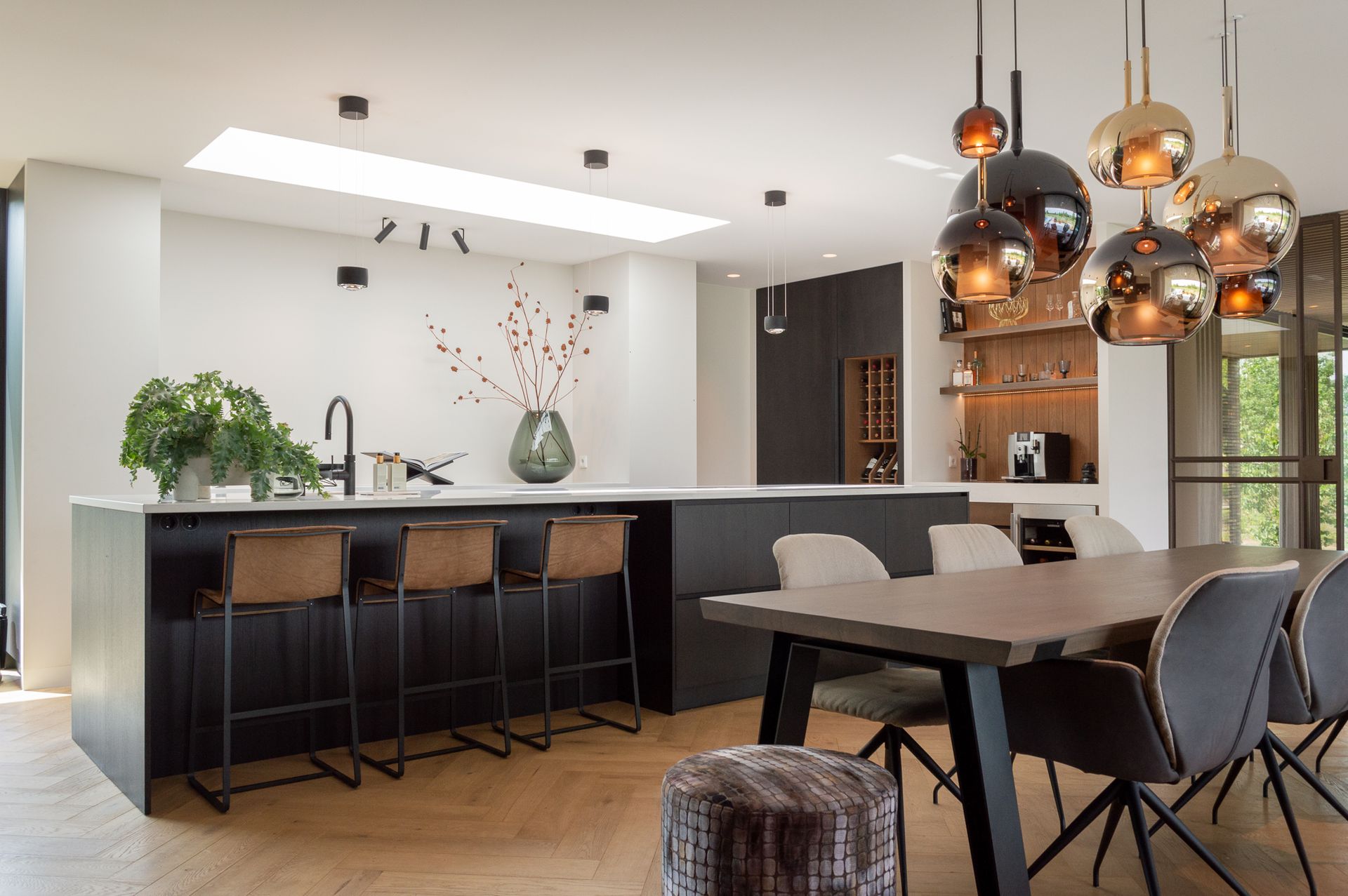 Een keuken en eetkamer met een tafel en stoelen interieurontwerp door Woon à la carte.