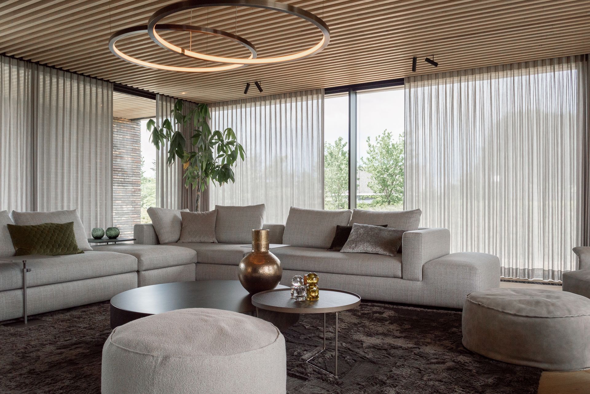 Een woonkamer met bank Me Time van Sur&Plus en een groot raam