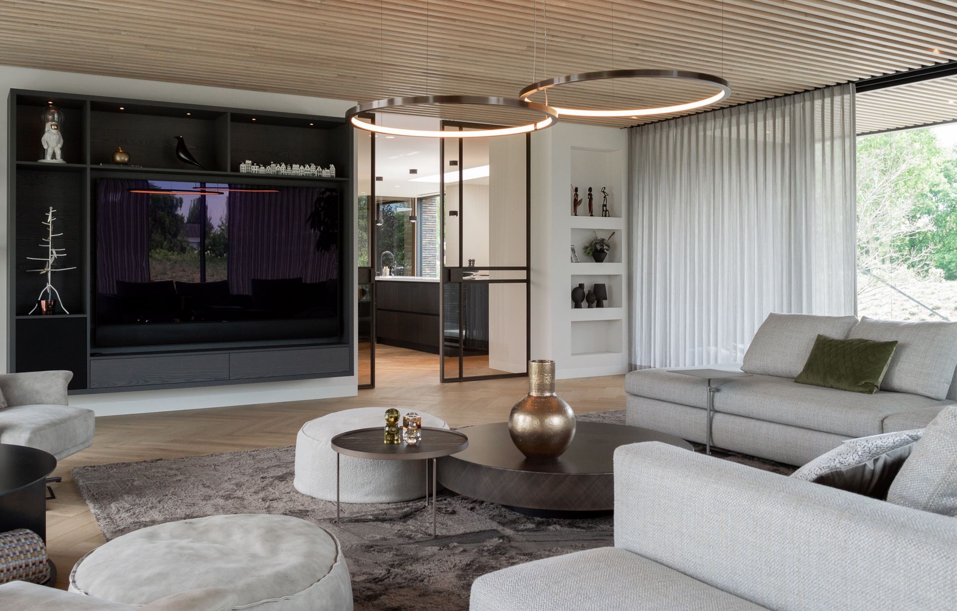 Een woonkamer met een bank, een tafel en een televisie.