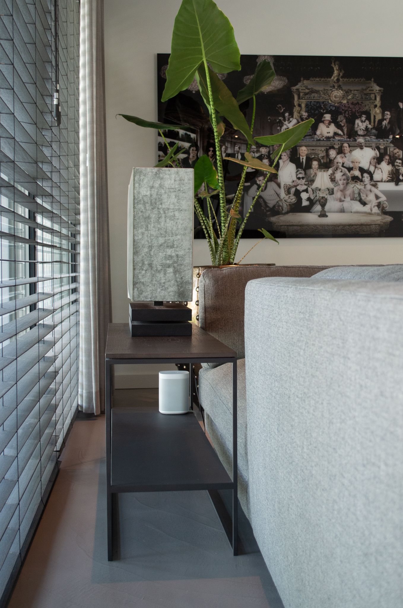Een woonkamer met een bank van Vibieffe en een side table van Metaform met een plant erop.