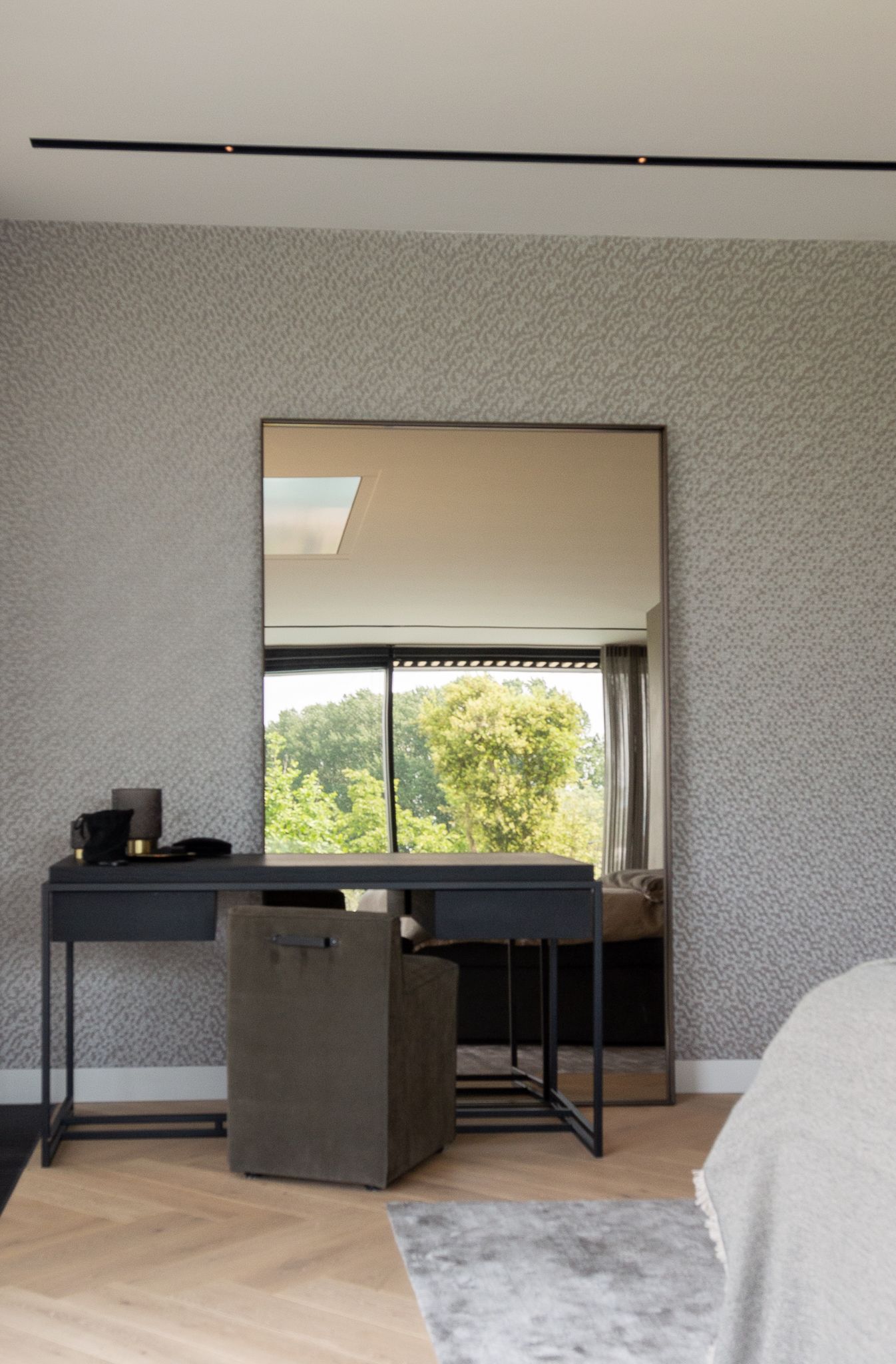 Spiegel en dressoir van Nilson Beds in het midden van de kamer.