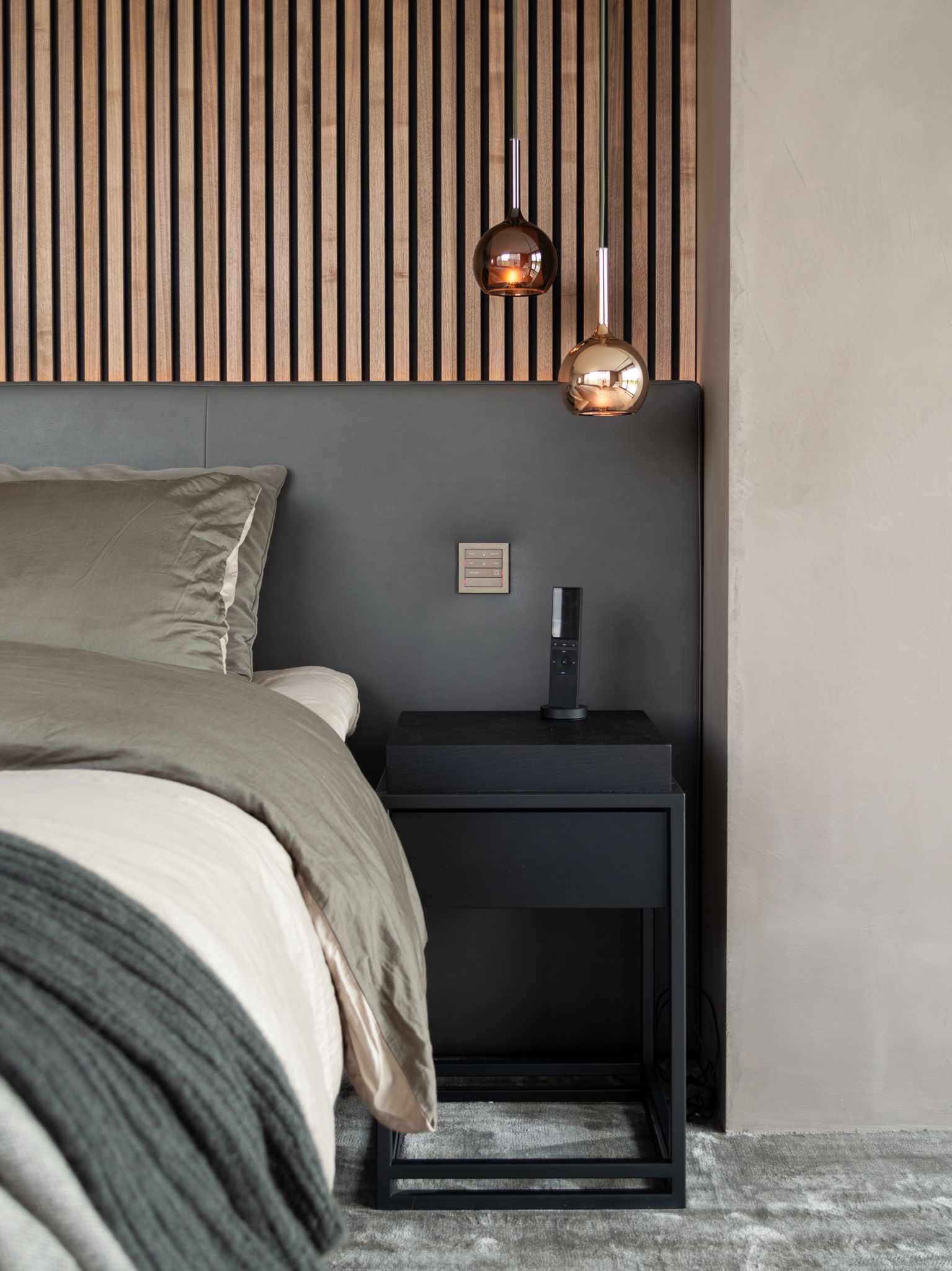 Een slaapkamer met een bed en een nachtkastje van Nilson Beds met verlichting van Penta Light Penta Glo.