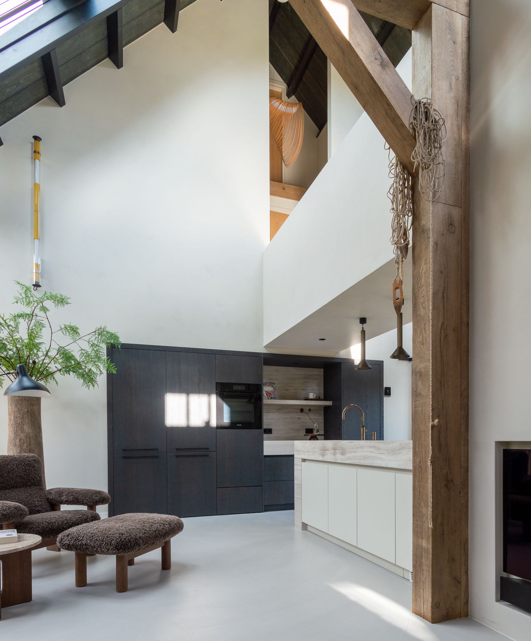 Een woonkamer met een houten balk in het midden