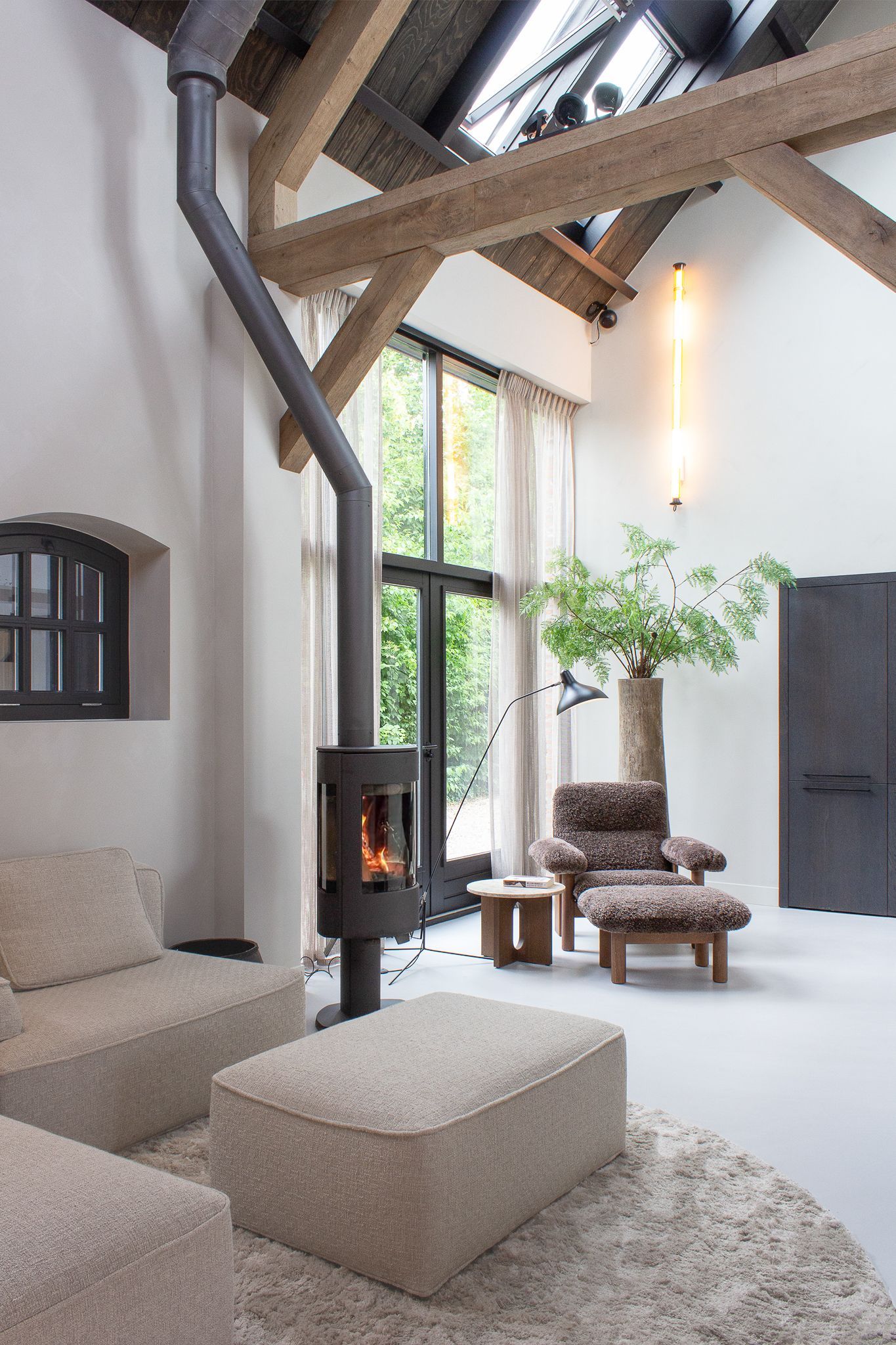 Een woonkamer met een open haard in het midden